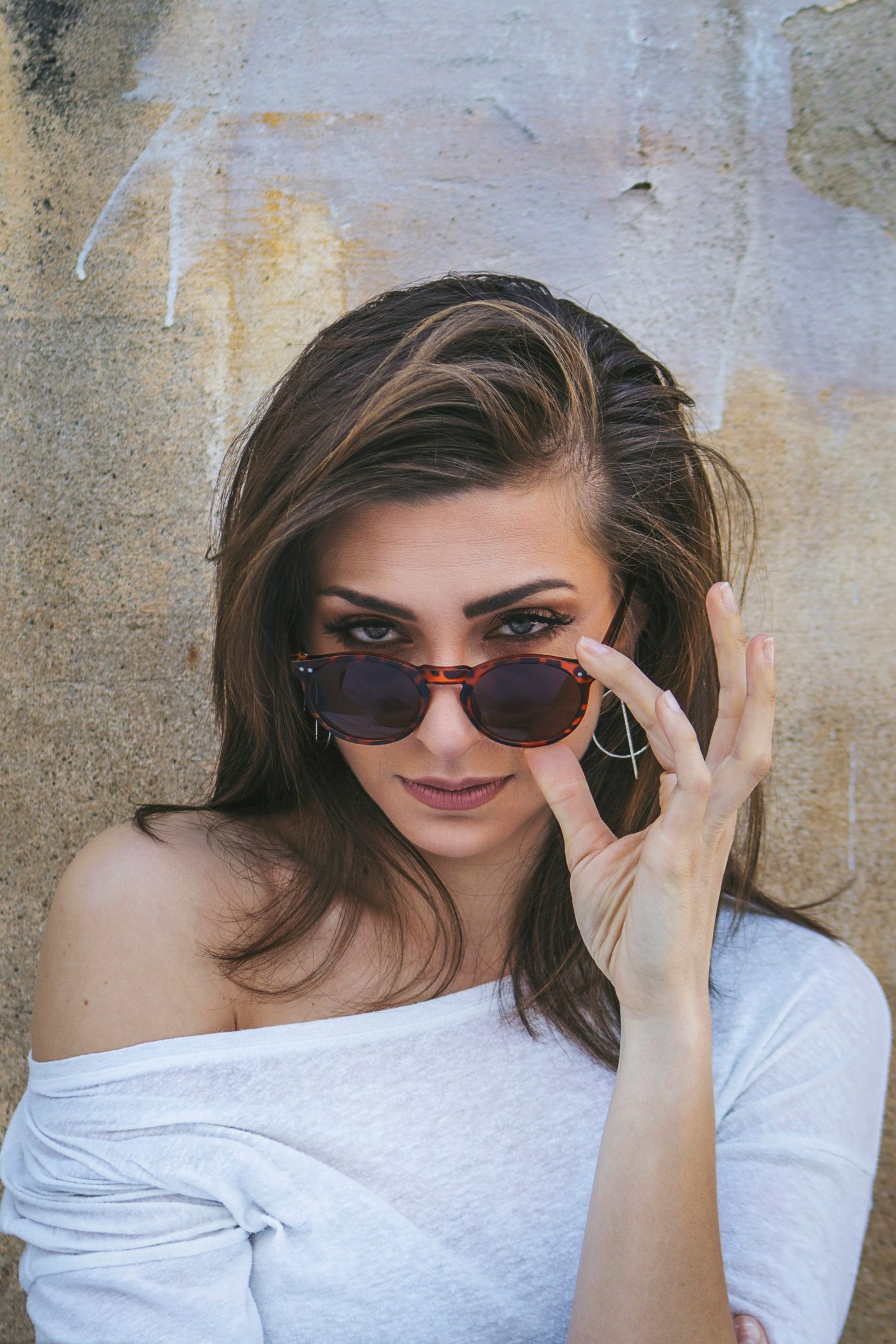 Woman wearing tortoiseshell round sunglasses